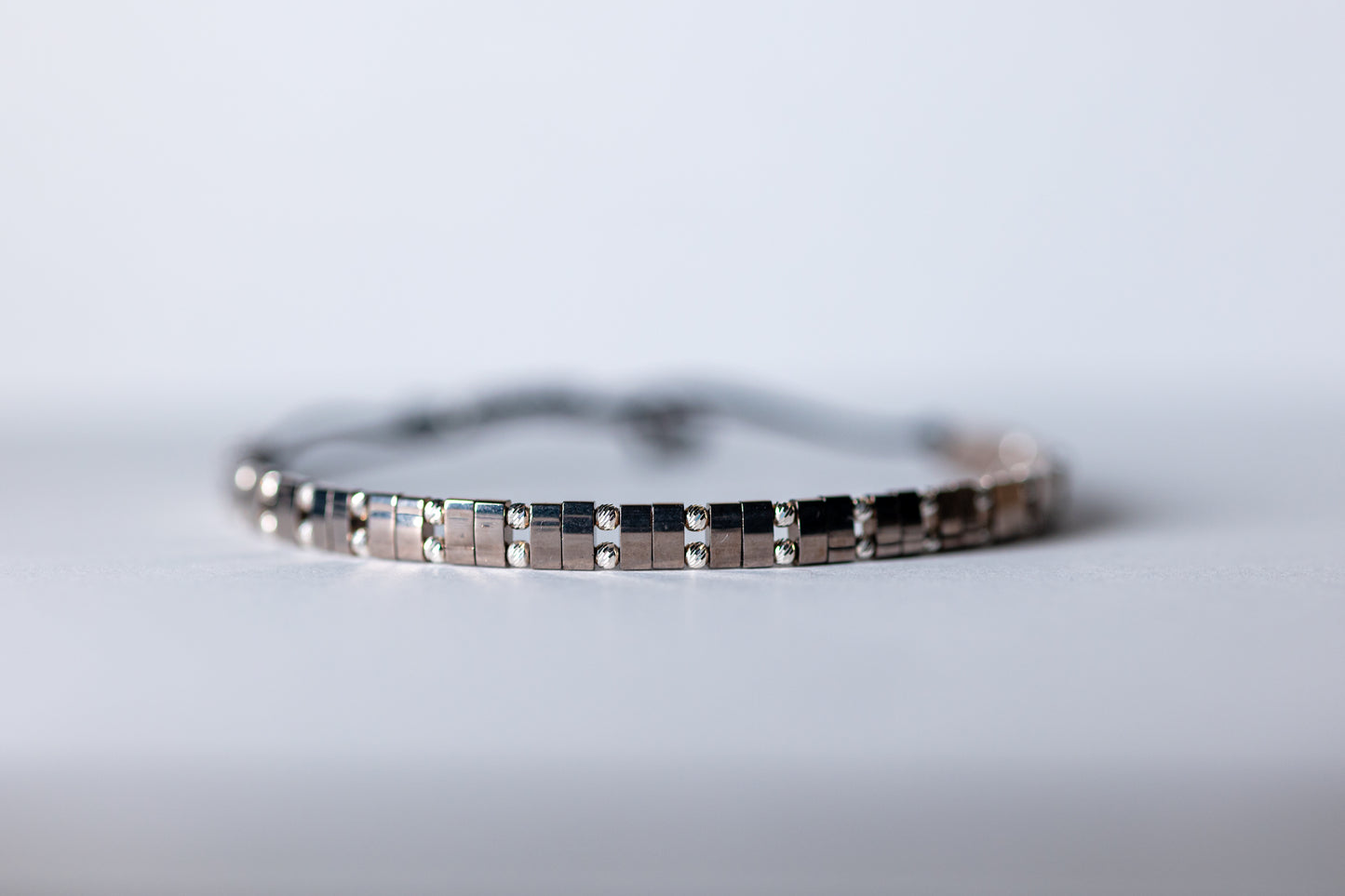 Brățară placată cu nichel și mărgele de argint