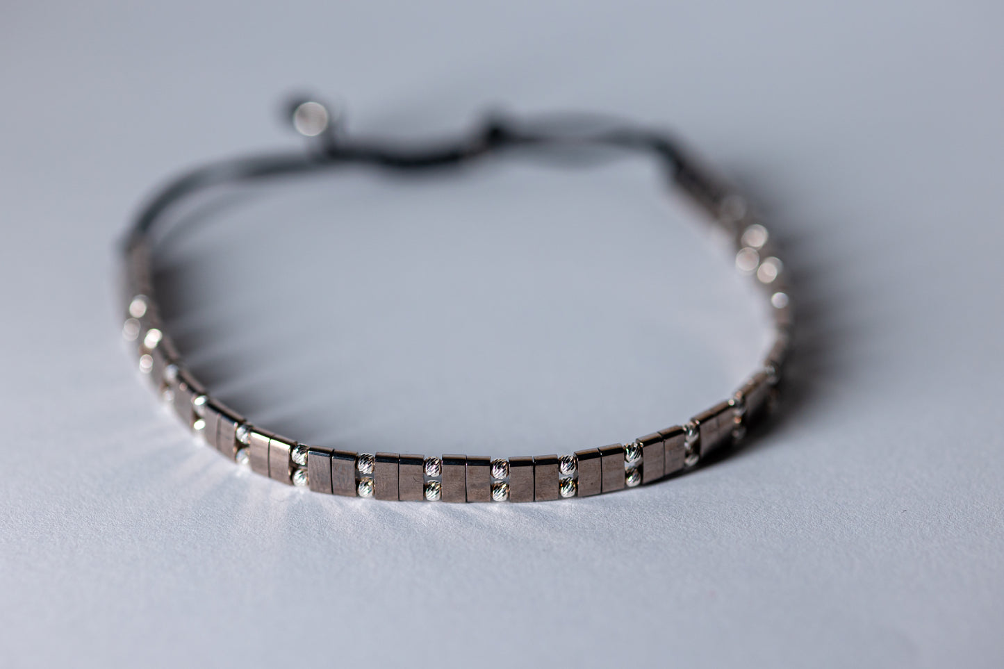 Brățară placată cu nichel și mărgele de argint