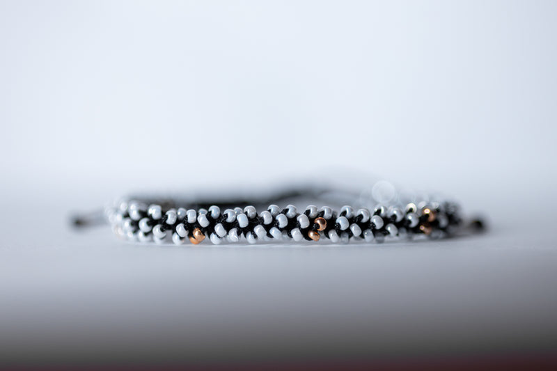 Brățară împletită cu mărgele albe și aurii