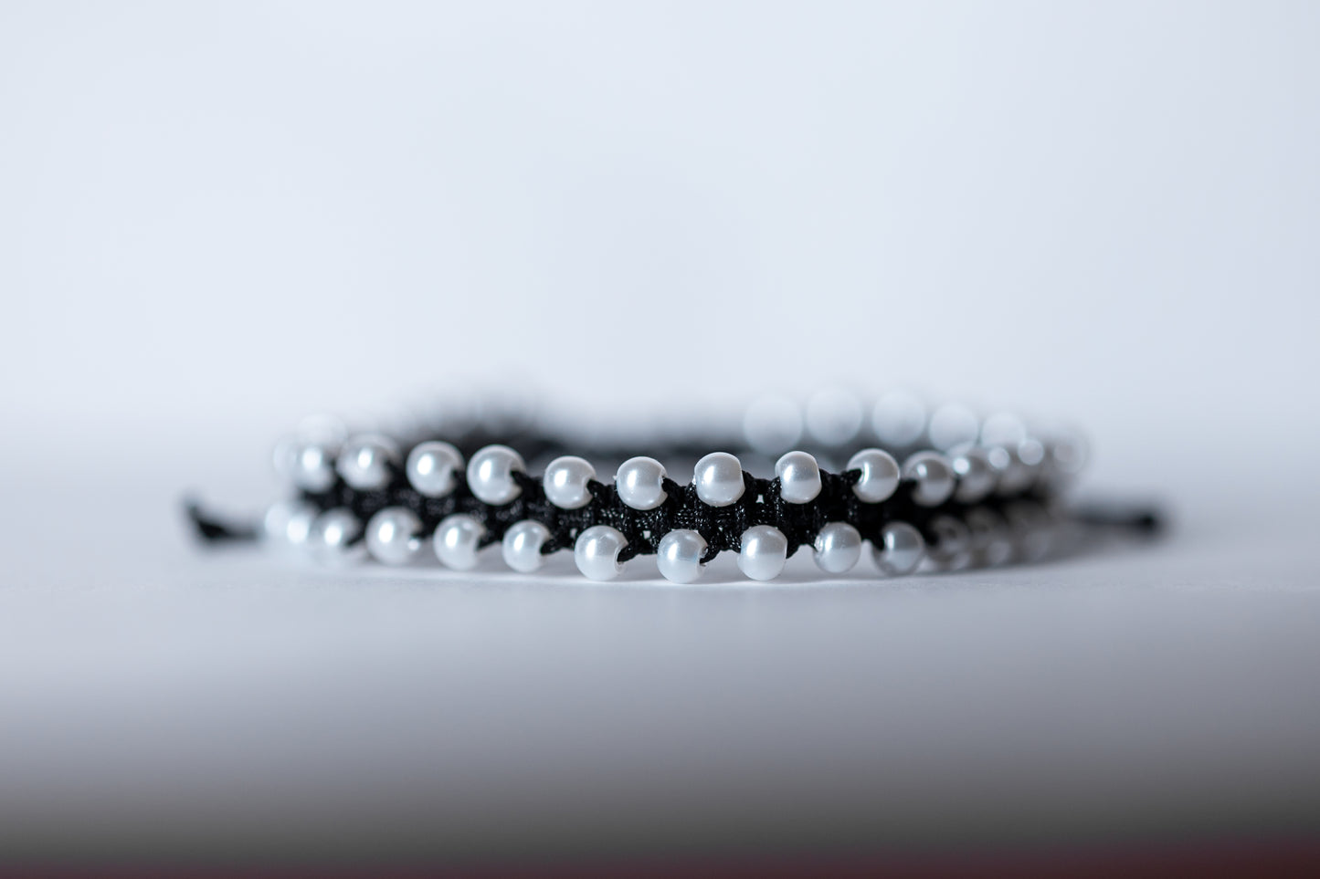 Brățară împletită cu mărgele albe