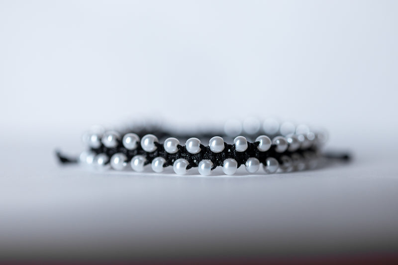 Brățară împletită cu mărgele albe