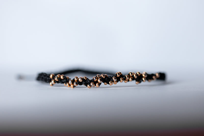 Brățară împletită cu mărgele aurii